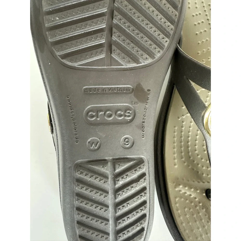 Crocs Sanrah Medallion Gold Circle Wedge Sandals Size 9 Brown Thong Flip Flops